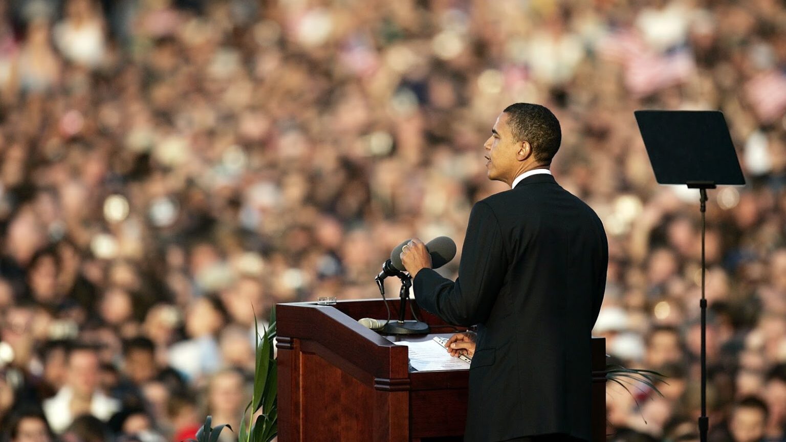 Obama uğurlu təqdimat edir və kütlə qarşısında çıxış edir